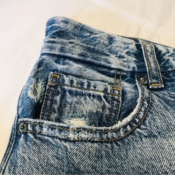 American Eagle Distressed curvy Mom Blue Jeans Women’s size 2 26 - Picture 4 of 8